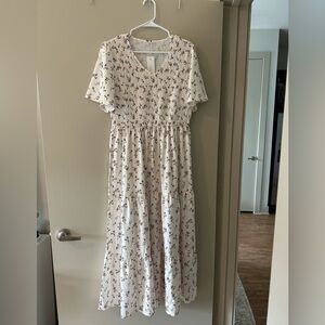 Women’s white and floral dress size XL, never worn